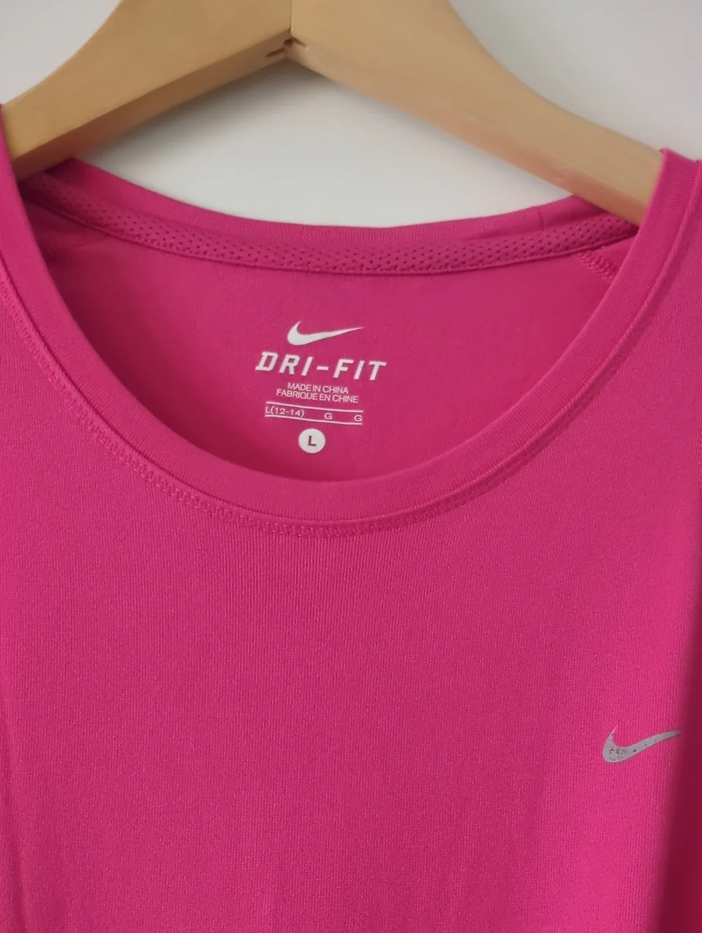 Nike Women’s Hot Pink Short Sleeve Athletic Running Gym Yoga Outdoor Hiking Tee